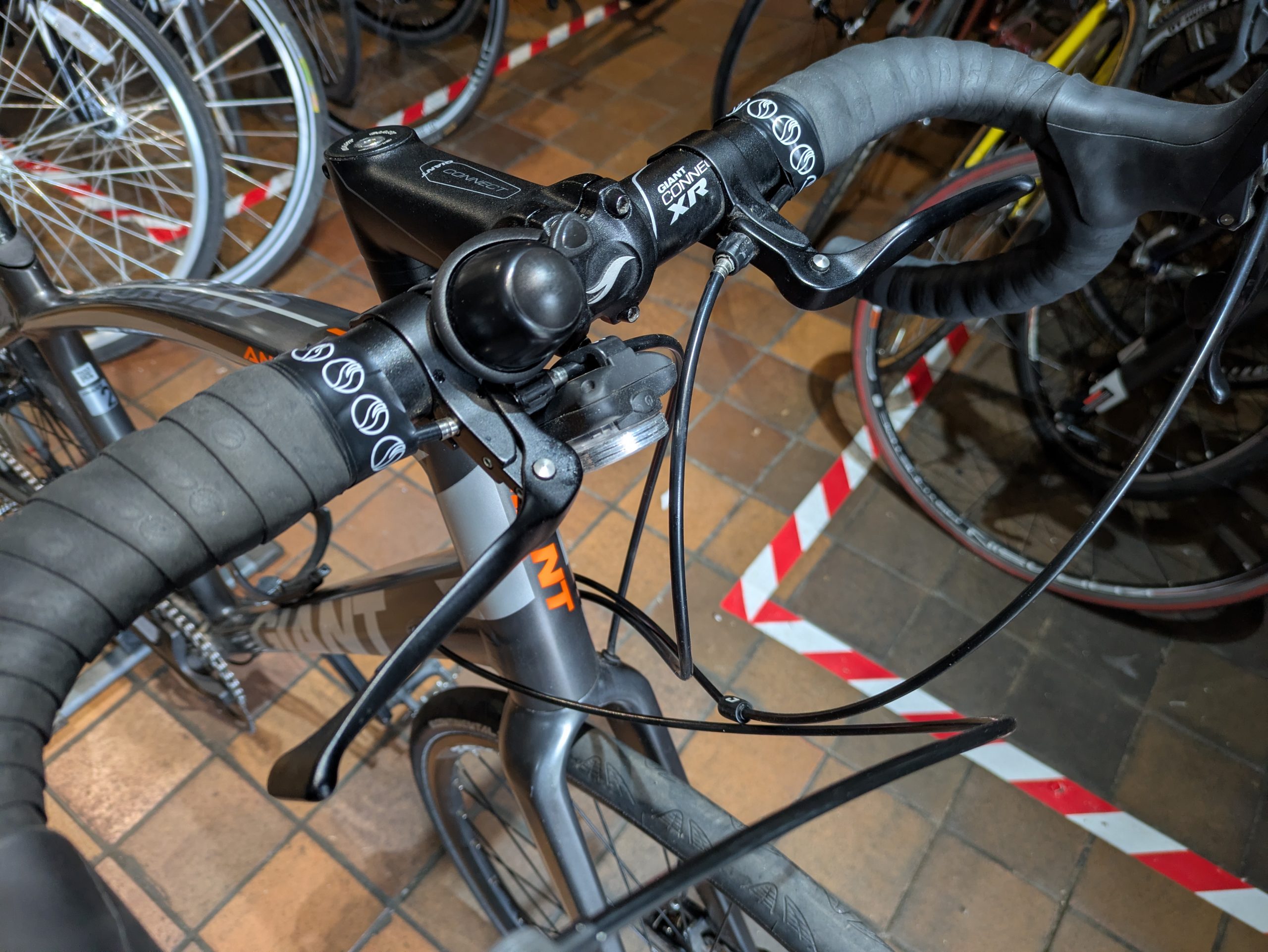 Giant Anyroad 700c road/gravel bike medium size - Image 3