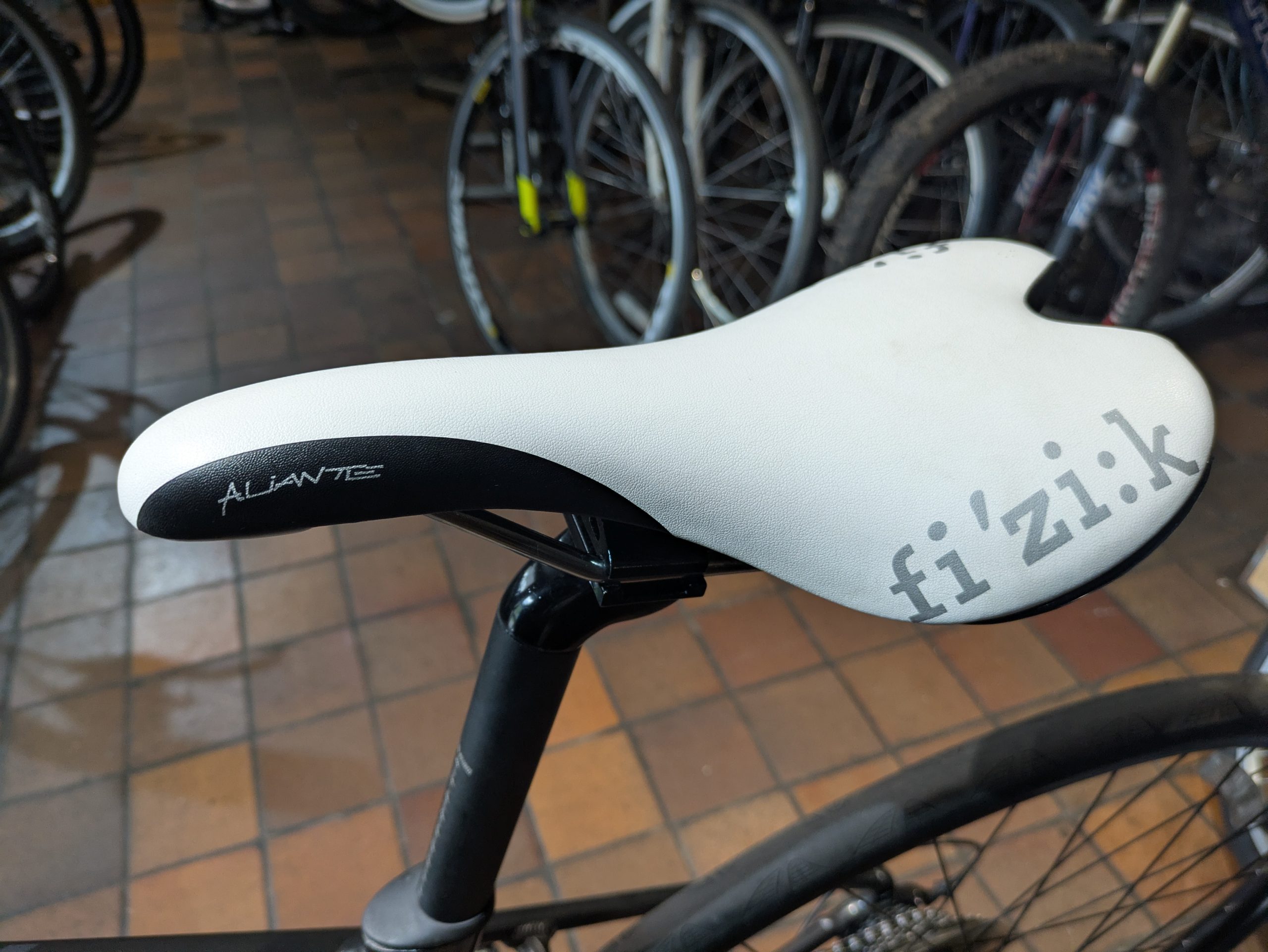 Giant Anyroad 700c road/gravel bike medium size - Image 17