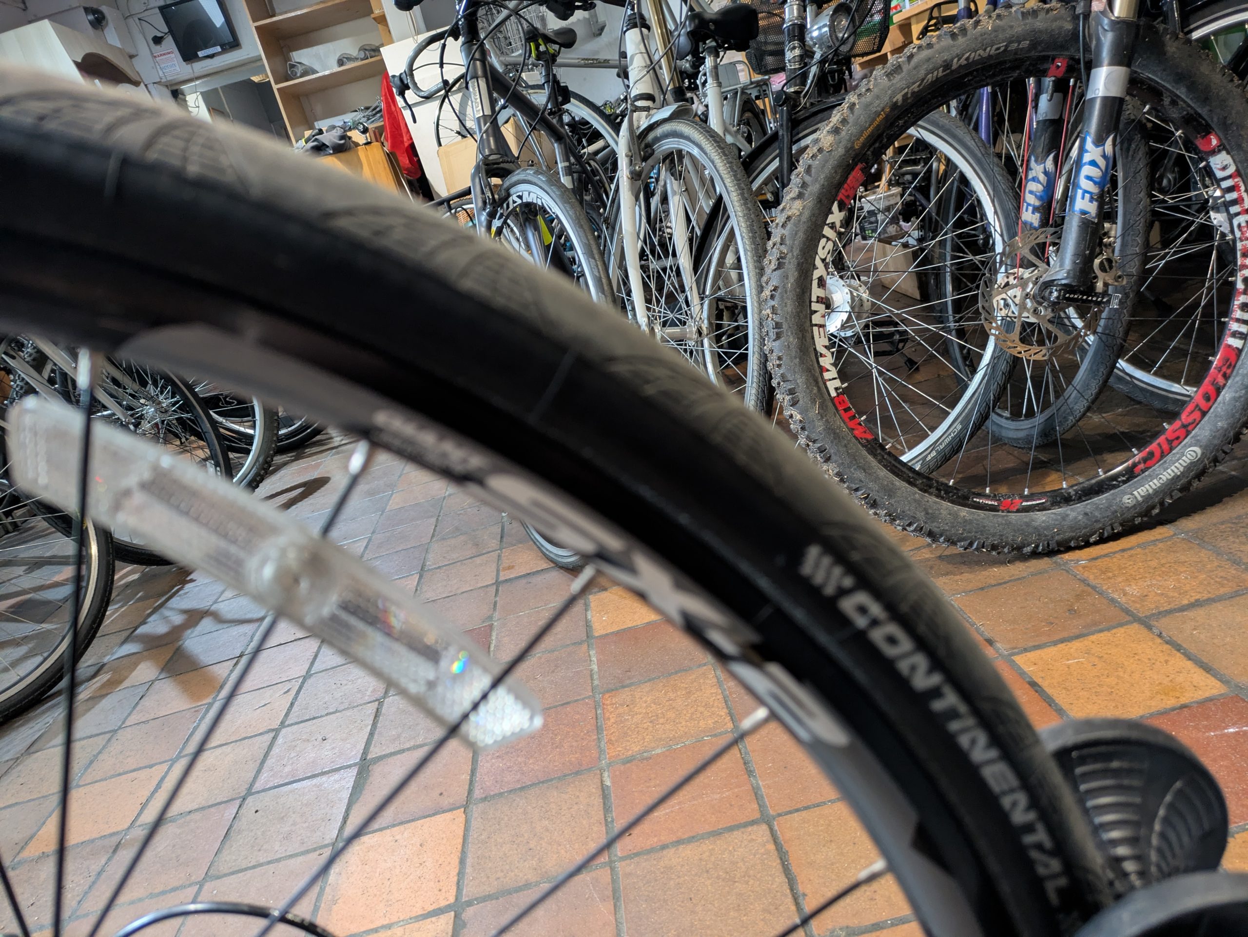 Giant Anyroad 700c road/gravel bike medium size - Image 11